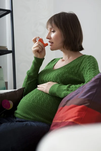 Astım tedavisi hamile kadın — Stok fotoğraf
