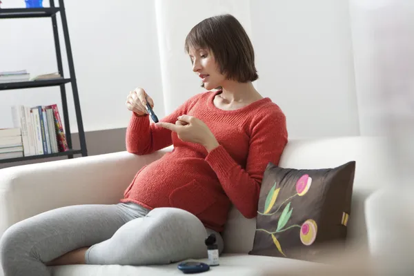 PROVA PER LE DIABETE DONNA PREGNANTE — Foto Stock
