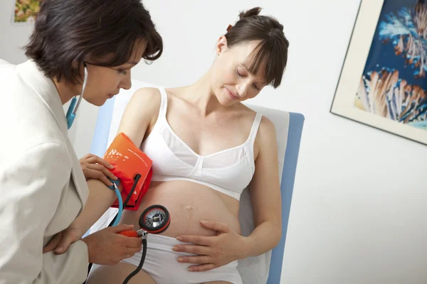DONNA PREGNANTE IN CONSULTAZIONE — Foto Stock