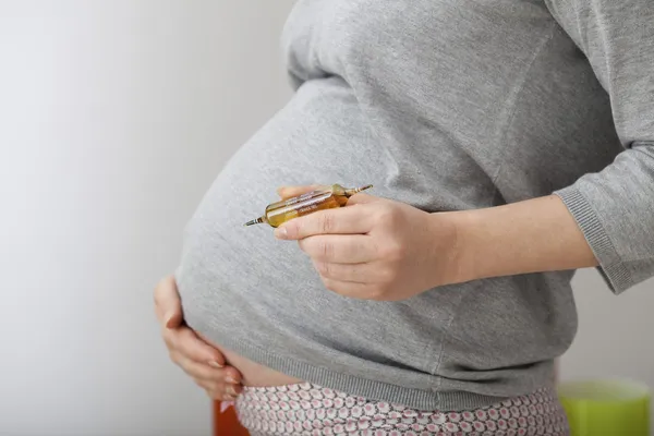 FEMME PREGNANTE DE LA MEDECINE HERBALE — Photo