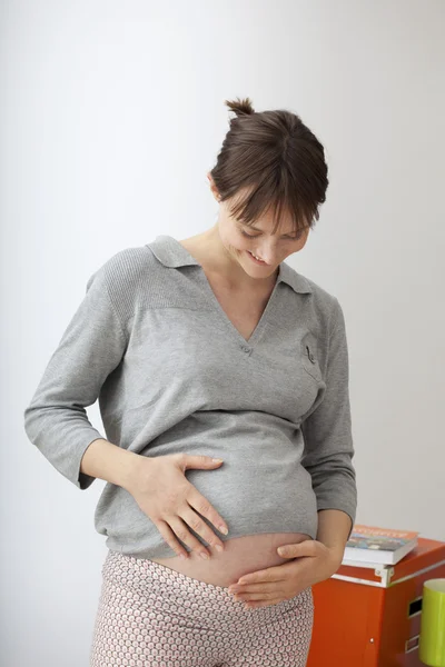 PREGNANT WOMAN INDOORS — Stock Photo, Image