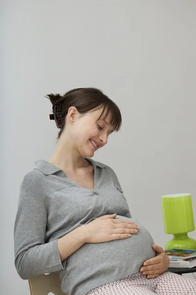 PREGNANT WOMAN INDOORS — Stock Photo, Image