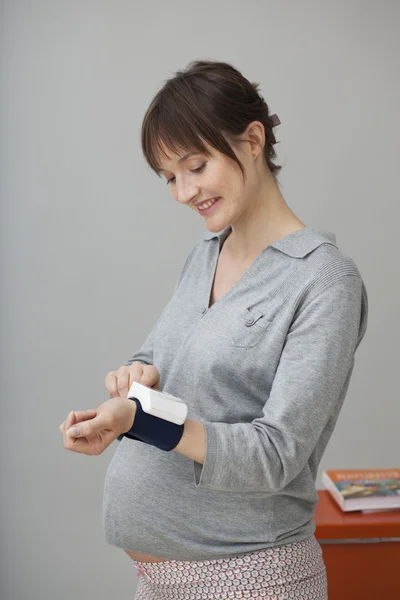 BLOOD PRESSURE, PREGNANT WOMAN — Stock Photo, Image