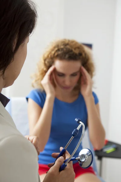 CONSULTA, MUJER DE DOLOR —  Fotos de Stock