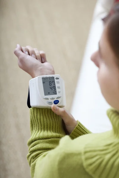 Vrouw met lage bloeddruk — Stockfoto