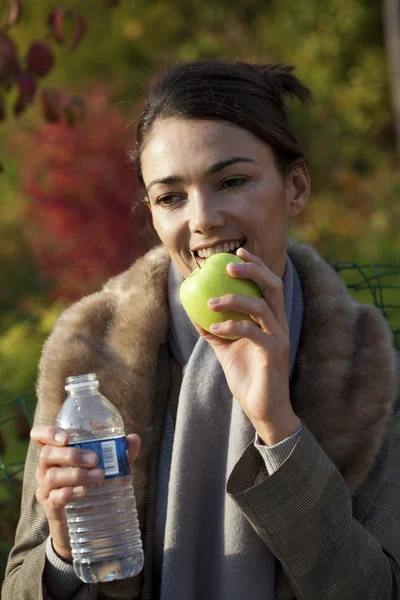 Kvinna äta frukt — Stockfoto