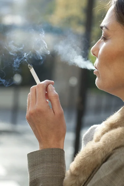 Mujer Fumar — Foto de Stock