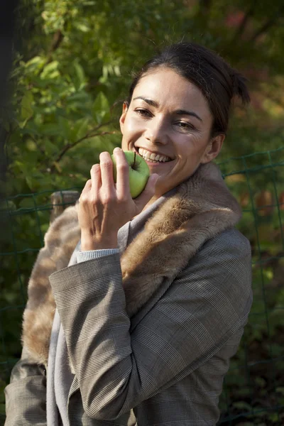 Femme mangeant des fruits — Photo