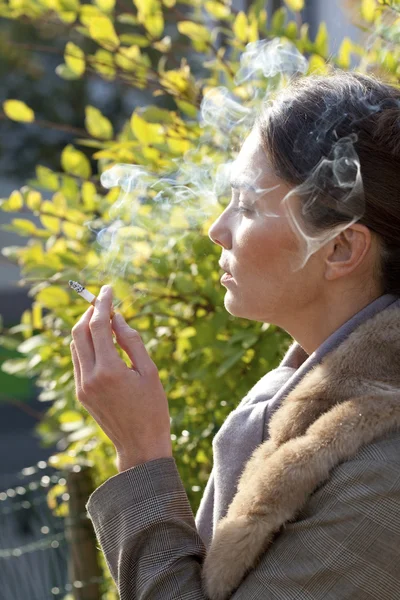 WOMAN SMOKING — Stock Photo, Image