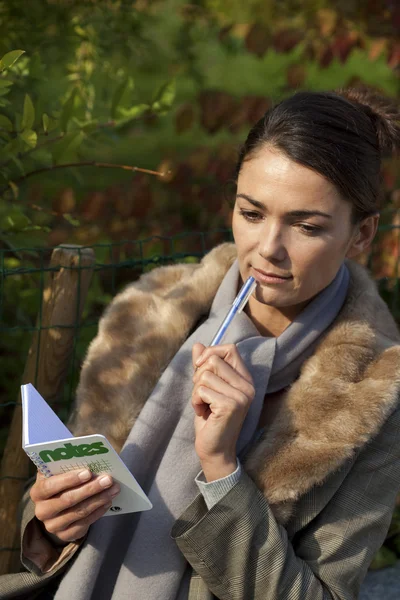 Femme en plein air — Photo