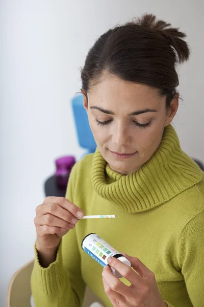 STRIP DI PROVA DELLE URINE — Foto Stock