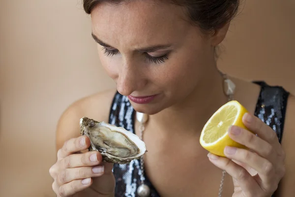 WOMAN EATING SELLFISH — Stock Photo, Image