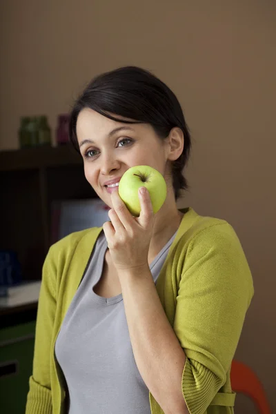 Frau isst Obst — Stockfoto