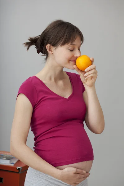 Embarazada mujer comiendo — Foto de Stock