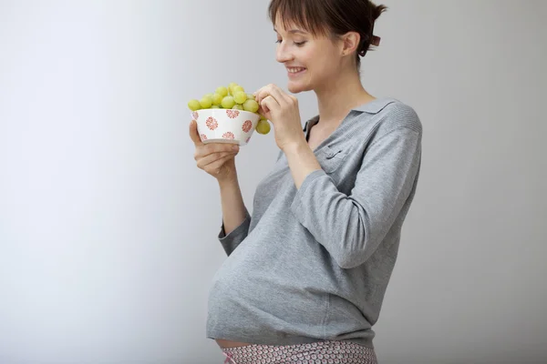 Embarazada mujer comiendo — Foto de Stock