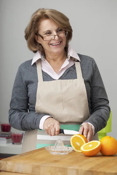 ELDERLY PERSON EATING FRUIT — Stock Photo, Image