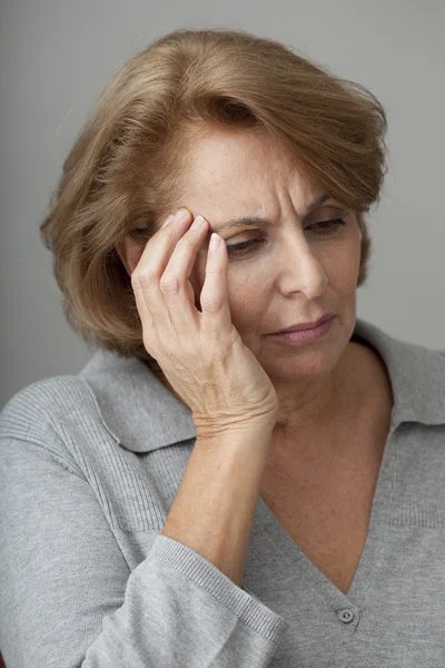 Ältere Person mit Kopfschmerzen — Stockfoto