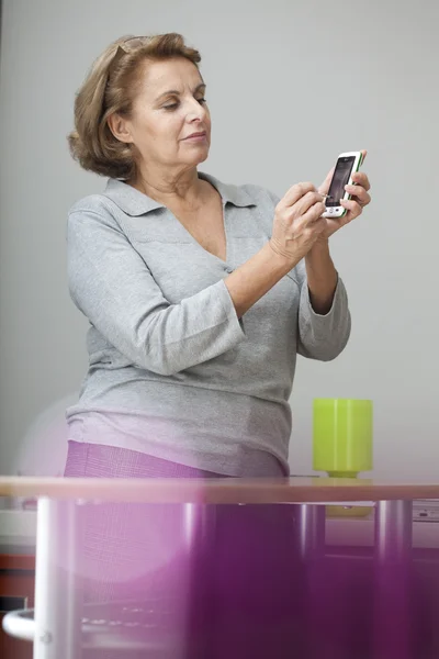 Osoby w podeszłym wieku na telefon — Zdjęcie stockowe