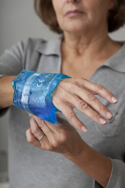 Erkältungstherapie ältere Person — Stockfoto