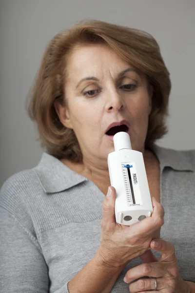 TRATAMIENTO, ESPIROMETRÍA ELDERLY P . — Foto de Stock