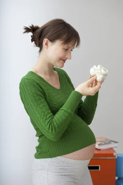 PREGNANT WOMAN INDOORS — Stock Photo, Image