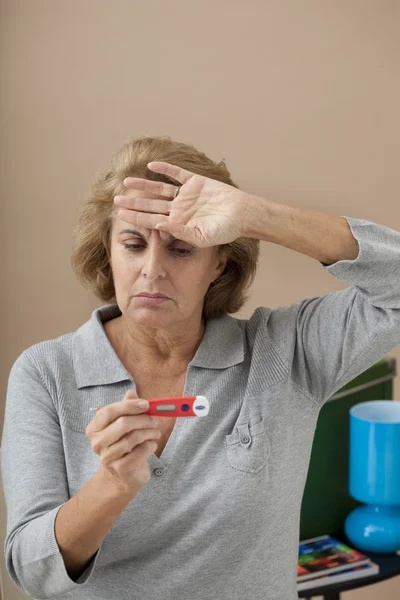 Koorts in een bejaarde — Stockfoto