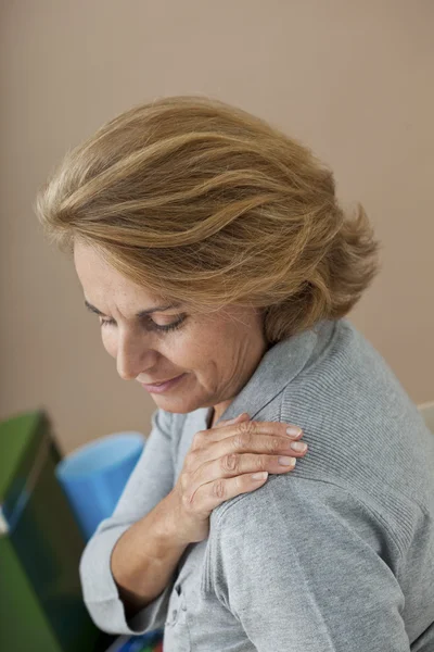 Schulterschmerzen bei älteren Menschen. — Stockfoto