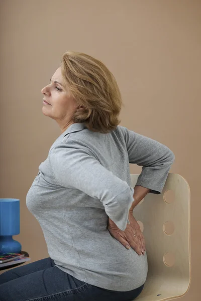 高齢者の pers の腰の痛み. — ストック写真