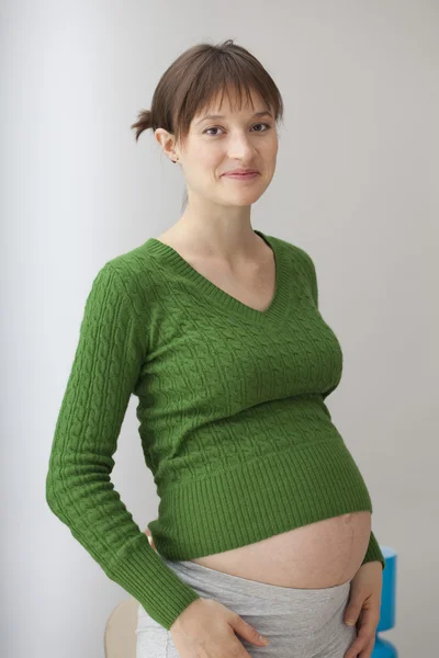 Těhotná žena uvnitř — Stock fotografie
