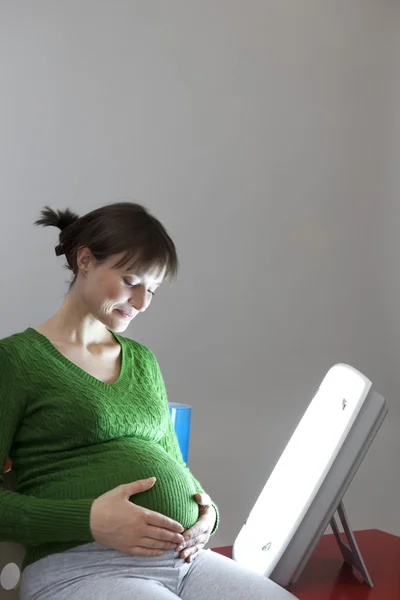 PREGNANT WOMAN LØYESTE TERAPEN – stockfoto