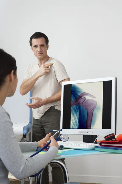 UOMO DI CONSULTAZIONE ORTOPEDICA — Foto Stock