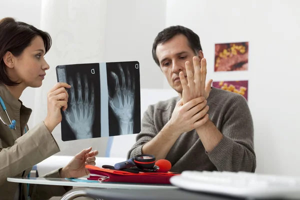 UOMO DI CONSULTAZIONE ORTOPEDICA — Foto Stock