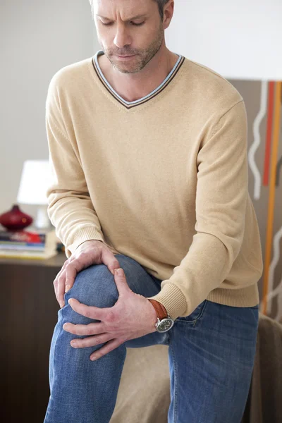 Mann mit Knieschmerzen — Stockfoto