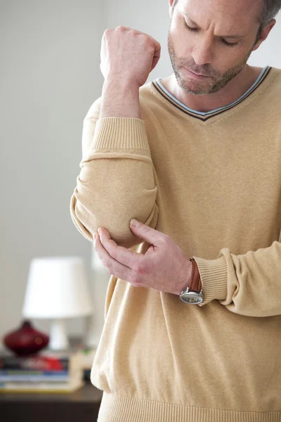 Mann mit schmerzhaftem Ellbogen — Stockfoto