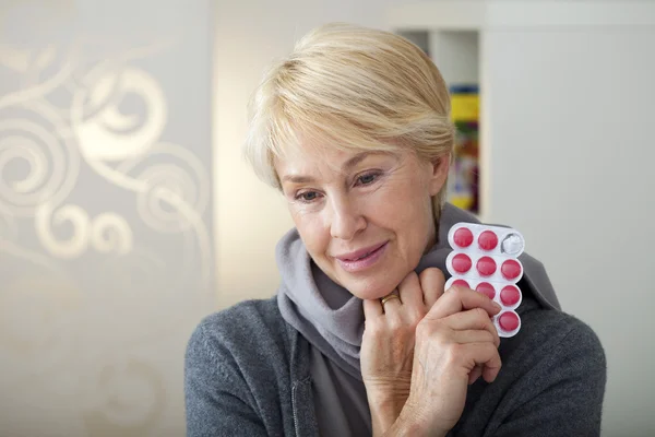 Äldre person med medicinering — Stockfoto