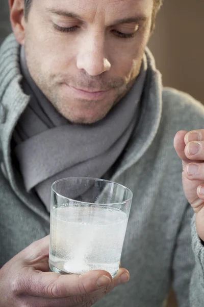 Mann mit Aspirin — Stockfoto