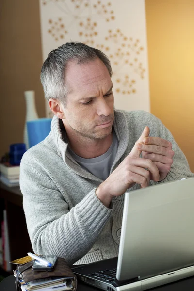 HOMBRE QUE UTILIZA UN COMPUTADOR — Foto de Stock