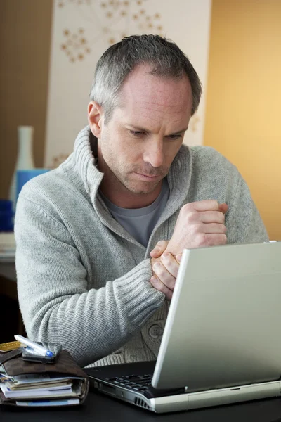 UOMO CHE UTILIZZA UN COMPUTER — Foto Stock