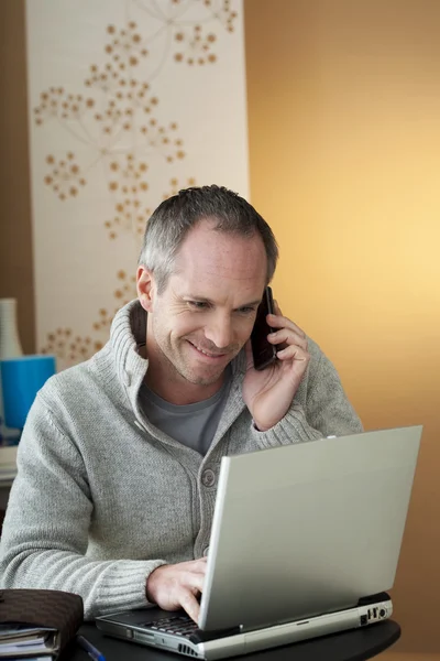 Man använder en dator — Stockfoto