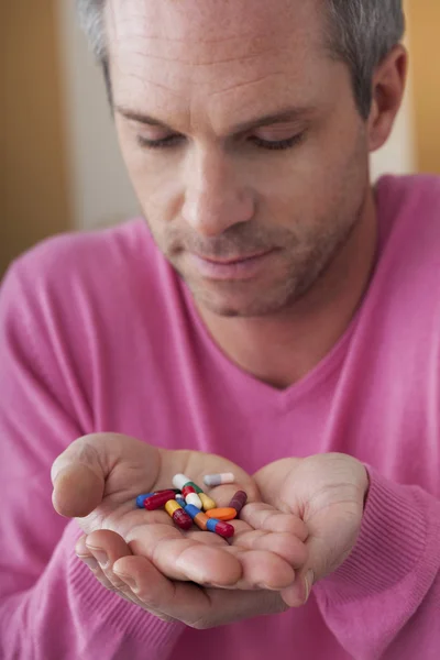 L'HOMME PRENANT LA MÉDICATION — Photo