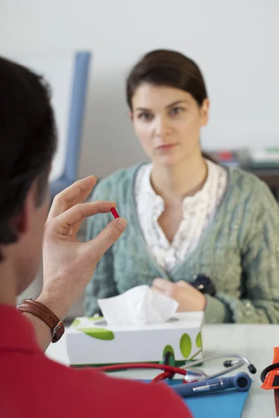 DONNA IN CONSULTAZIONE — Foto Stock