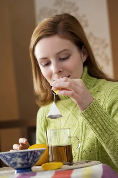 Mulher com bebida quente — Fotografia de Stock