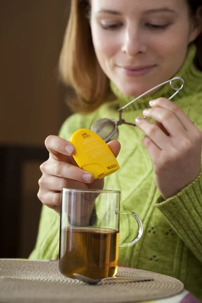 Frau mit Heißgetränk — Stockfoto