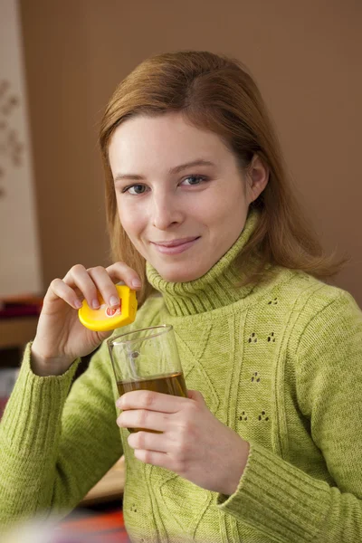 Donna con bevanda calda — Foto Stock