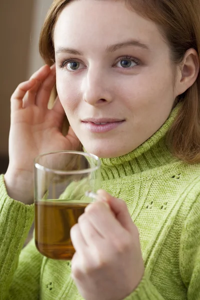 Femme avec boisson chaude — Photo