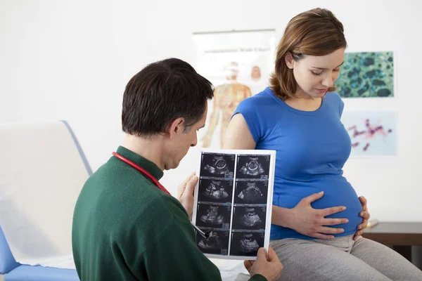 DONNA PREGNANTE IN CONSULTAZIONE — Foto Stock