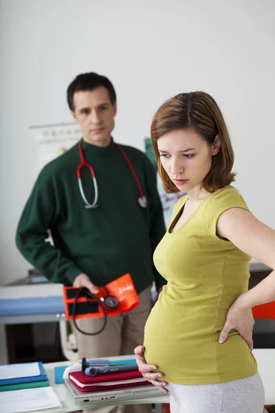 MUJER EMBARAZADA EN CONSULTA — Foto de Stock