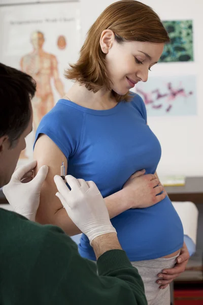 VACCINATING A PREGNANT WOMAN — Stock Photo, Image