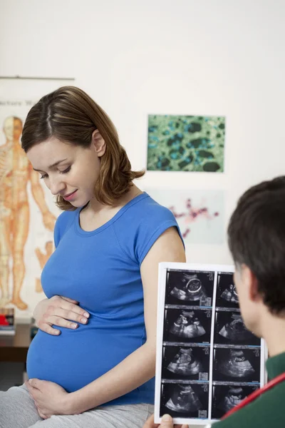 MUJER EMBARAZADA EN CONSULTA — Foto de Stock