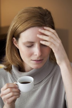 sıcak bir içecek olan kadın